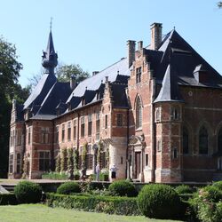 Das Team WORKCAMP PARKET 2021 restauriert Schlossparkett