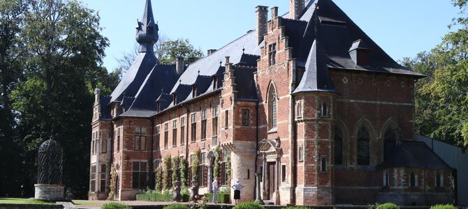 Das Team WORKCAMP PARKET 2021 restauriert Schlossparkett