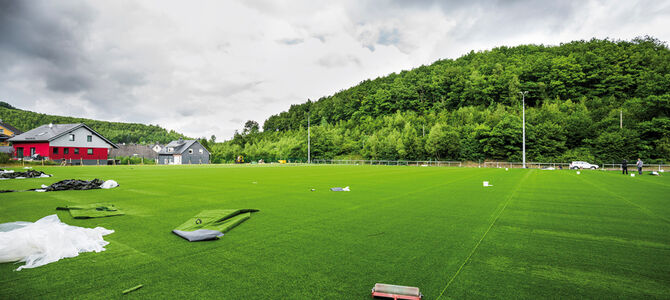 Kunstrasen – Spielend leicht verklebt mit STAUF 